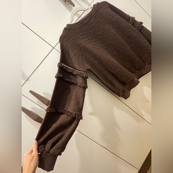 Relaxed round neck pullover sweater with full and decorative sleeves. - Picture 4 of 4